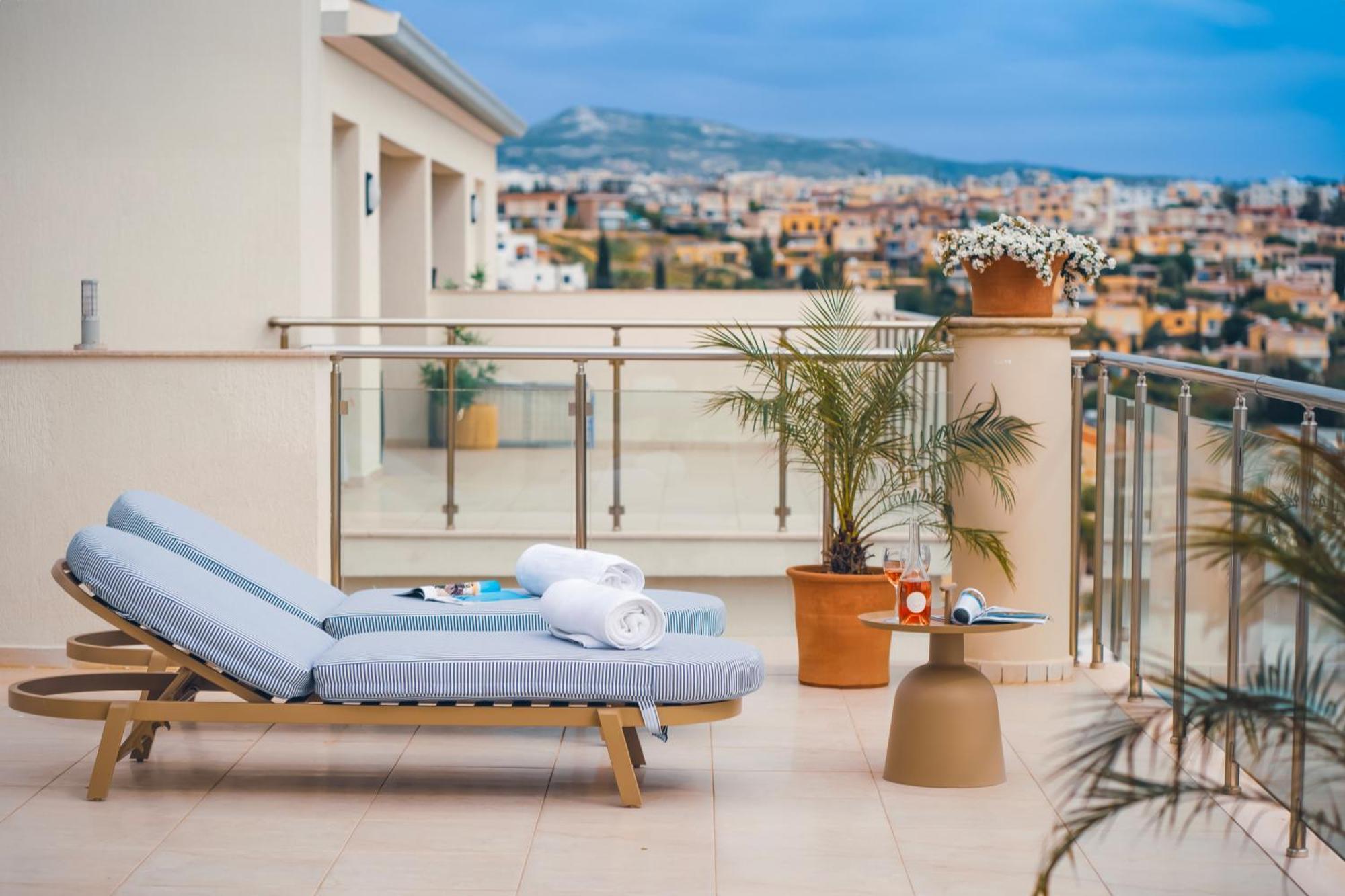 Hotel Wellclub - Wellness Family Experience - Seaview Paphos Exterior foto