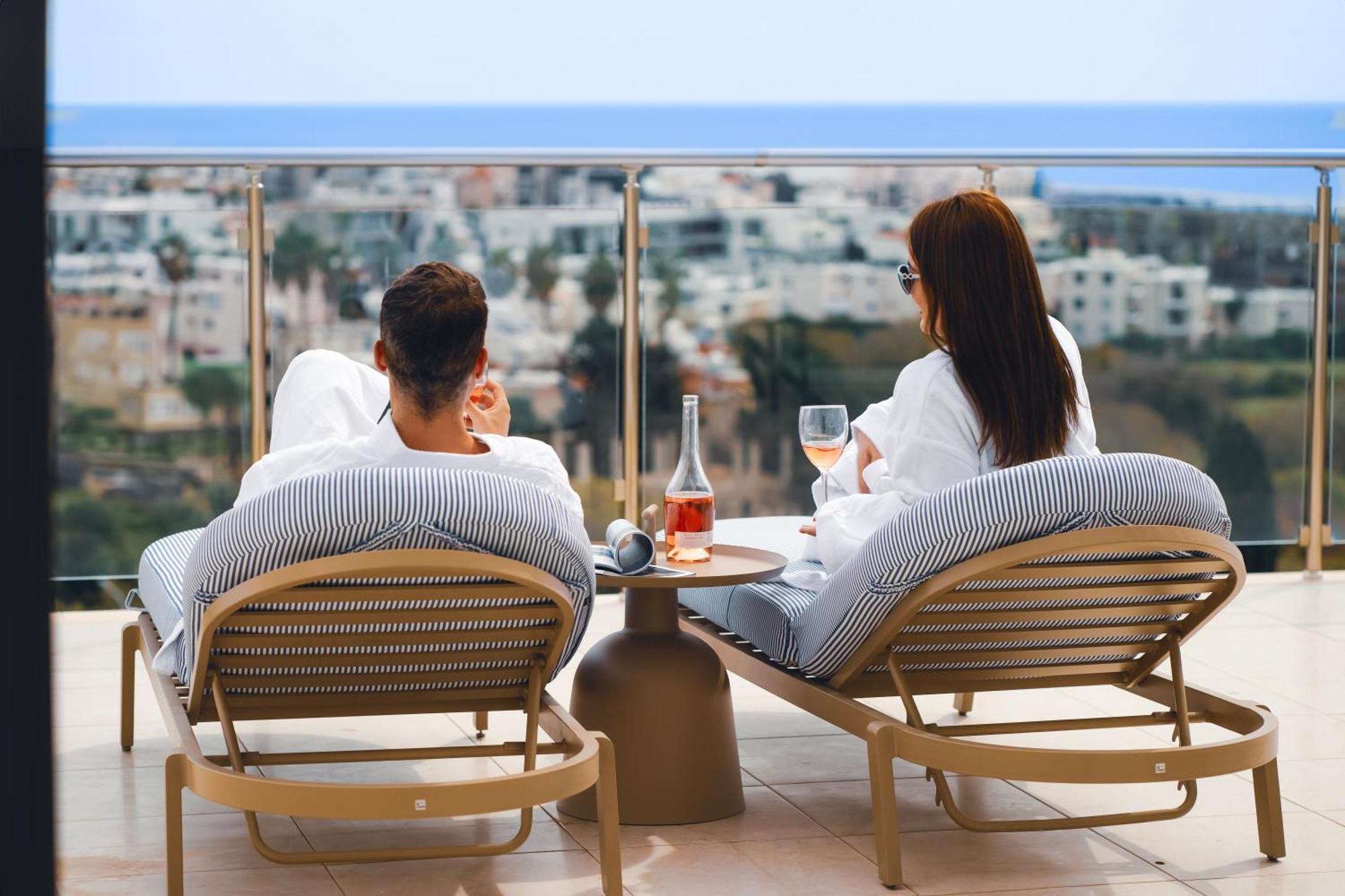Hotel Wellclub - Wellness Family Experience - Seaview Paphos Exterior foto