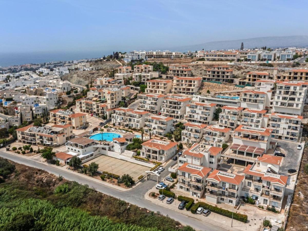 Hotel Wellclub - Wellness Family Experience - Seaview Paphos Exterior foto
